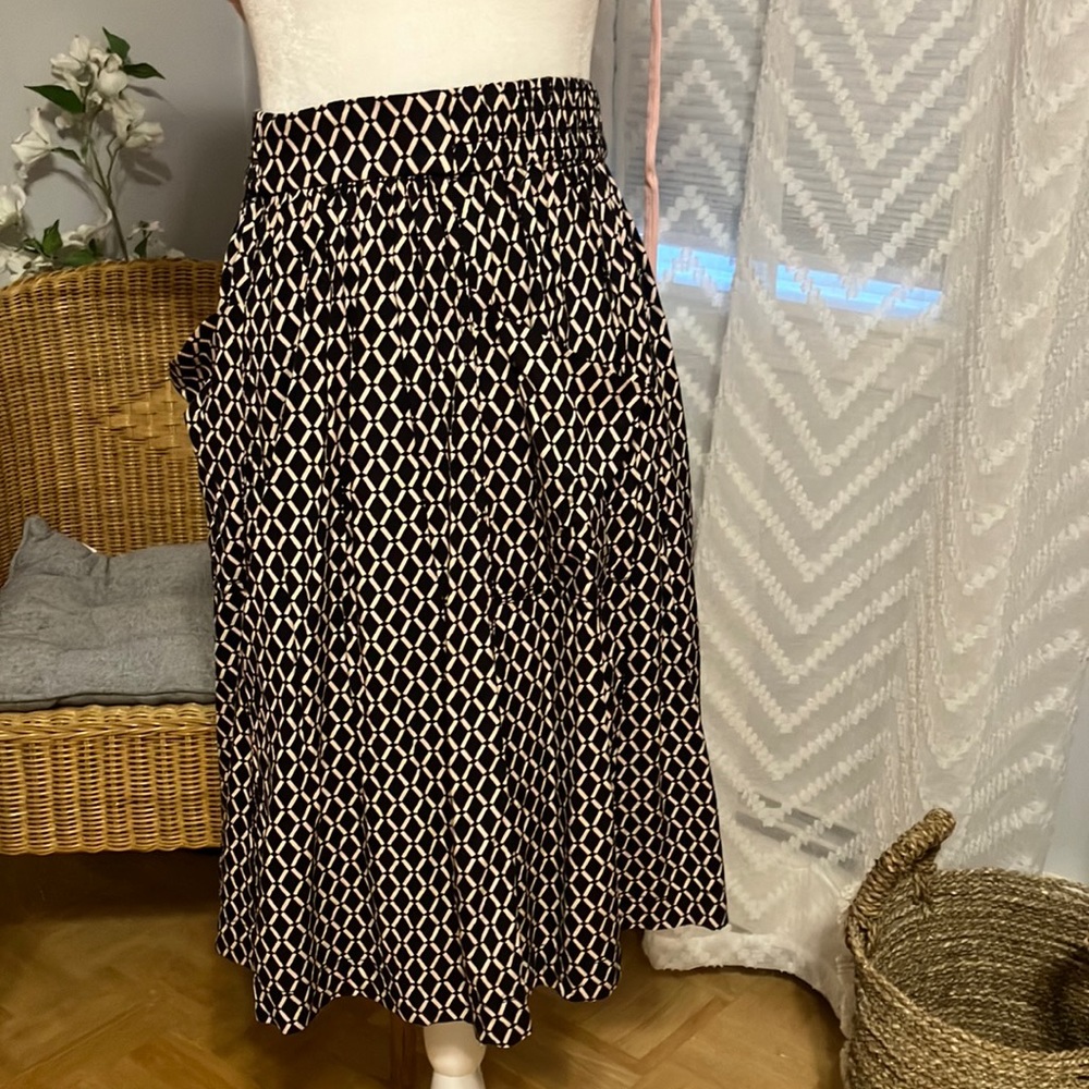 H & M midi skirt with large pockets and elastic gathered waist EUC 6